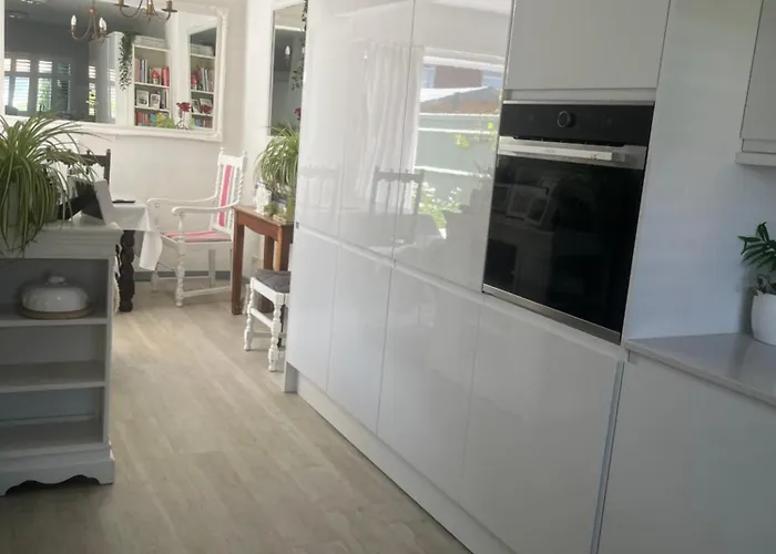 Comfortable Quiet Room In Shared 3 Bedroom Hse Centre