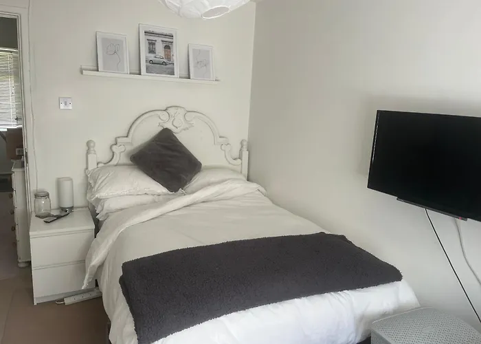 Comfortable Quiet Room In Shared 3 Bedroom Hse Centre
